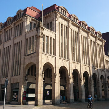 Das Warenhaus Görlitz ist immer wieder Schauplatz von aufwändigen Filmproduktionen wie Grand Budapest Hotel. In ganz Görlitz gastieren immer wieder große internationale Produktionen sodass es seinen Beiname "Görliwood" erhielt.