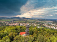 Weitsicht über den König-Friedrich-August-Turm weiter über die Stadt Löbau bei bewölktem Himmel