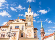 Das Löbauer Rathaus bei Sonne mit seinem Turm