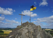 Der Goethekopf im Zittauer Gebirge mit Kreuz und Fahne