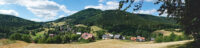 Idyllische Landschaft, kleiner Ort vor großen Bergen im Zittauer Gebirge