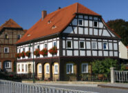 Ein Umgebindehaus an der Straße