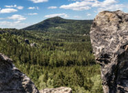 Weitblick über das Zittauer Gebirge auf den Berg Lausche