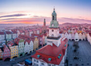 Blick auf das Rathaus bei stimmungsvollem Sonnenaufgang