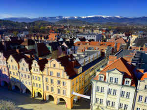 Blick auf eine Häuserfront in der Stadt