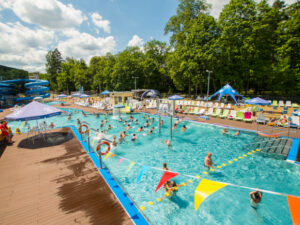 Therme Warmbrunnen mit zahlreichen Gästen im Außenbecken