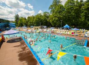 Therme Warmbrunnen mit zahlreichen Gästen im Außenbecken