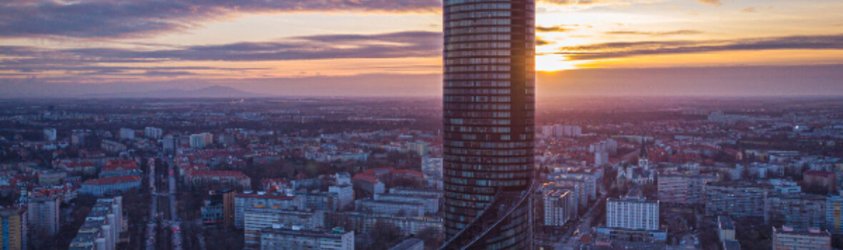 Der gläserne Sky Tower im Sonnenuntergang