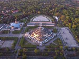 Blick auf die Jahrhunderthalle und das Areal herum
