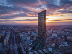 Der gläserne Sky Tower im Sonnenuntergang