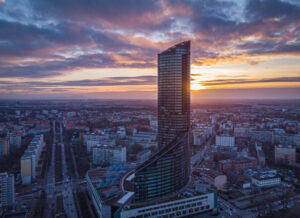 Der gläserne Sky Tower im Sonnenuntergang