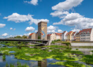 Die Neiße im Vordergrund, dahinter der Turm die Brücke nach Görlitz