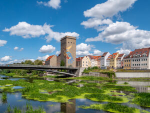 Die Neiße im Vordergrund, dahinter der Turm die Brücke nach Görlitz