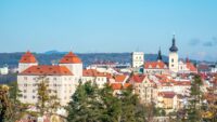 Ansicht der Stadt mit Bäumen im Vordergrund