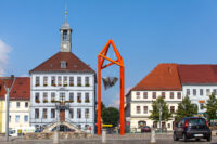 Der Altmarkt in Bischofswerda erstrahlt unter blauem Himmel.