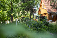 Man sieht den Torbogen des Bischofswerda Tier- und Kulturpark, auf dem "Tierpark" steht.