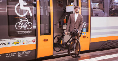 Radfahrer im trilex beim Ausstieg