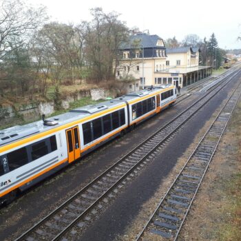 Probefahrt des ersten modernisierten Desiros beim Halt im Bahnhof Doksy am Machásee