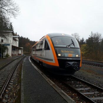 Probefahrt mit dem ersten modernisierten Desiro-Triebwagen beim Halt im Bahnhof Jedlová