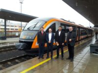 mit Martin Půta, Hauptmann des Bezirk Liberec, Michal Barták, Geschäftsführer Die Länderbahn CZ s.r.o., Jan Sviták, Stellvertreter des Hauptmannes für Verkehrsabteilung und Wolfgang Pollety, Geschäftsführer Die Länderbahn GmbH DLB (v.l.n.r.)