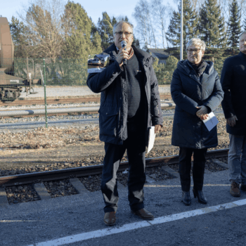 Bahnhofsbesitzer Herr Sailer links stellt das Bahnhofsgebaeude vor Foto Die Laenderbahn Gmb H DLB Maria Petroschke