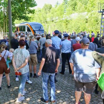 Viele Interessierte begrüßten die L7 in Seifhennersdorf.