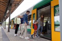 Familie beim Einstieg in die Vogtlandbahn