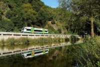 Der Regio-Shuttle der Vogtlandbahn entlang der Weißen Elster.