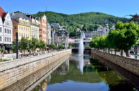 Stadtansicht von Karlovy Vary mit Fluss und Springbrunnen