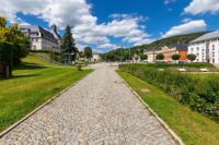 Stadtansicht von Klingenthal mit Rathaus auf linker Seite