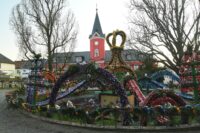 Osterkrone vor dem Rathaus in Berga Elster