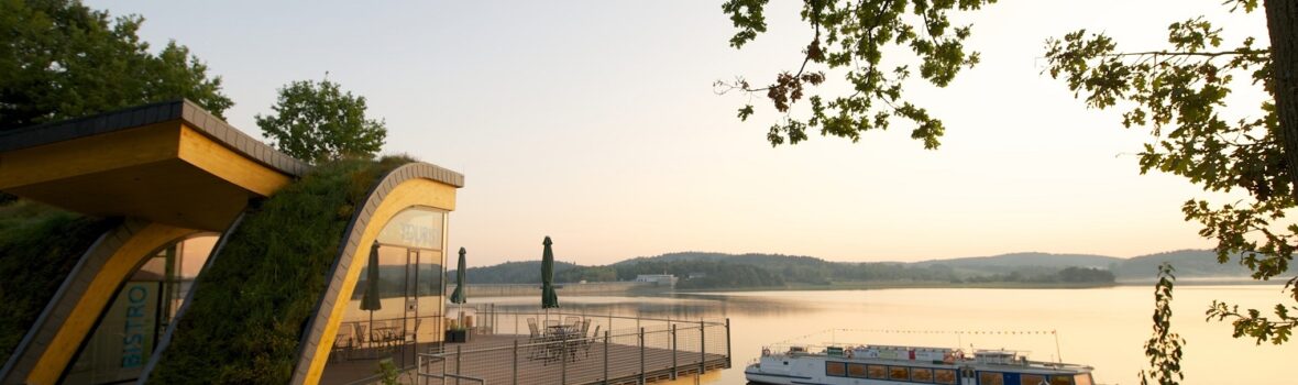 Schiff mit Anlegestelle Uwe Fischer min