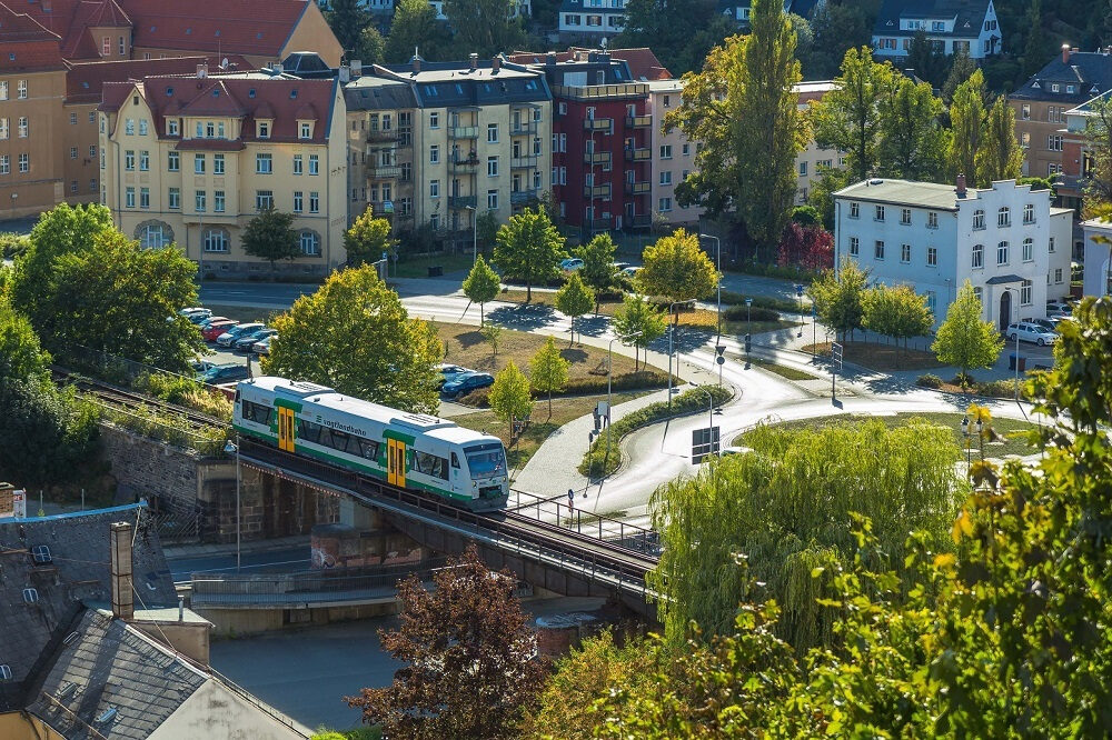 Regio-Shuttle in Greiz kurz vor dem Tunnel