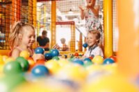 Kinder spielen in einem Indoorspielplatz