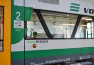 Hinweis zur Kinderspielecke von außen gut sichtbar.