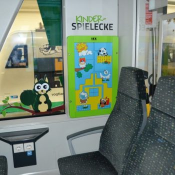 Hier sieht man die Kinderspielecke in der Vogtlandbahn von innen.