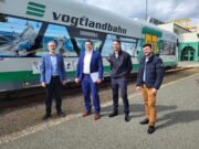 Landrat des Vogtlandkreises Thomas Hennig vor der Vogtlandbahn im Betriebshof der Länderbahn