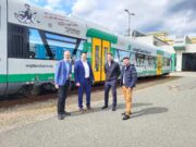 Landrat des Vogtlandkreises Thomas Hennig vor der Vogtlandbahn im Betriebshof der Länderbahn