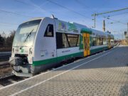 Ein Regio-Shuttle der Vogtlandbahn mit österlichen Motiven beklebt.