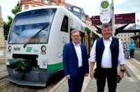 Als Abteilungsleiter Verkehrsplanung beim Verkehrsverbund Vogtland freute sich Sebastian Eßbach (links) in der Zwickauer Innenstadt mit Zugbegleiter Rainer Nestripke, dass die Vogtlandbahn nach anderthalb Jahren wieder bis in die City fährt.