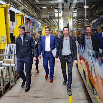 Landrat des Vogtlandkreises Thomas Hennig beim Werksrundgang im Betriebshof der Länderbahn