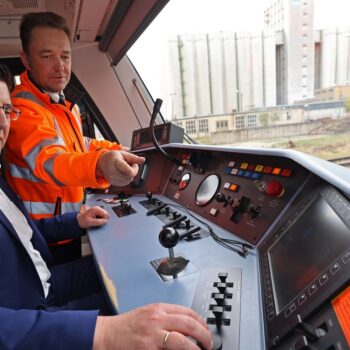 Landrat des Vogtlandkreises Thomas Hennig im Führerstand der Vogtlandbahn