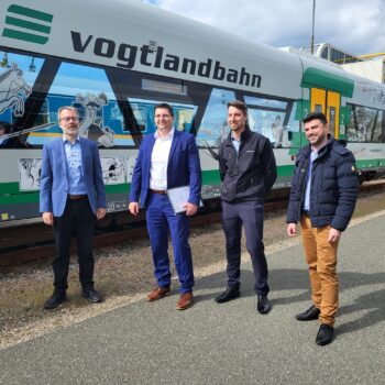 Landrat des Vogtlandkreises Thomas Hennig vor der Vogtlandbahn im Betriebshof der Länderbahn