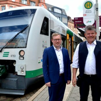 Als Abteilungsleiter Verkehrsplanung beim Verkehrsverbund Vogtland freute sich Sebastian Eßbach (links) in der Zwickauer Innenstadt mit Zugbegleiter Rainer Nestripke, dass die Vogtlandbahn nach anderthalb Jahren wieder bis in die City fährt.