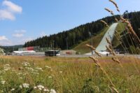 Mit Bus und Bahn zum FIS Sommer Grand Prix Skispringen in der Vogtland Arena