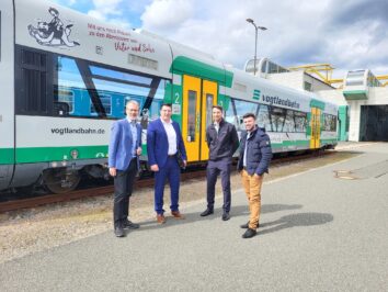 Landrat des Vogtlandkreises Thomas Hennig vor der Vogtlandbahn im Betriebshof der Länderbahn