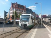 Der Regio-Shuttle der Vogtlandbahn an der Haltestelle Zwickau Zentrum.