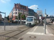 Der Regio-Shuttle der Vogtlandbahn an der Haltestelle Zwickau Zentrum.