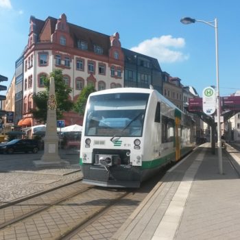 Der Regio-Shuttle der Vogtlandbahn an der Haltestelle Zwickau Zentrum.