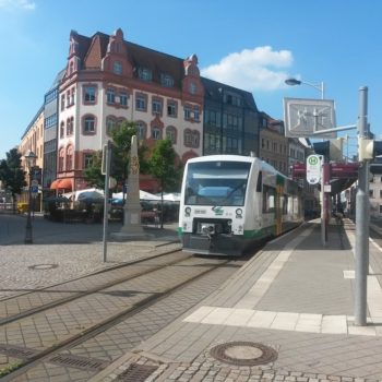 Der Regio-Shuttle der Vogtlandbahn an der Haltestelle Zwickau Zentrum.